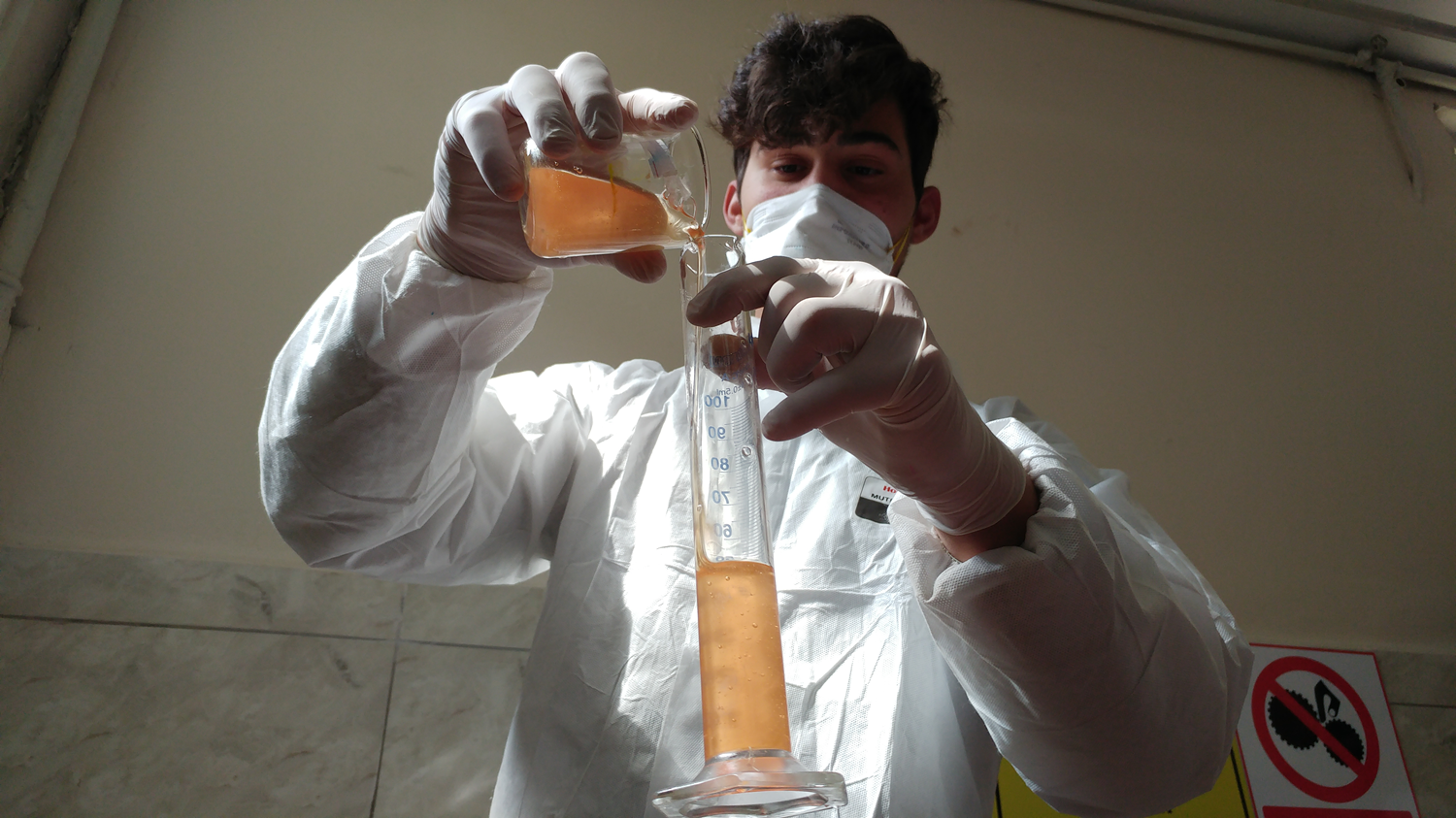 Meslek lisesi ��rencileri haftada 15 ton dezenfektan �retiyor