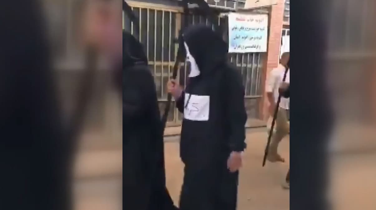 Belediye �al��anlar� s�zde  'temsili Azrail kost�m�' giyip insanlar� uyard�