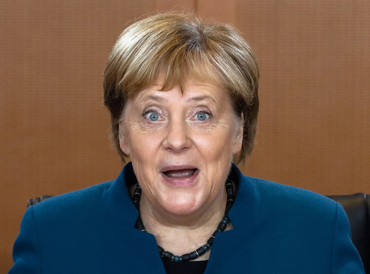 Telefon �akas� sand�, Merkel'in y�z�ne kapatt�