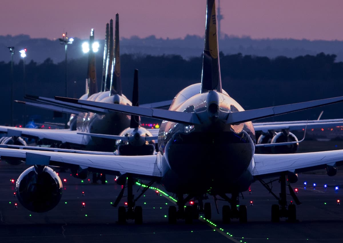 Alman hava yolu firmas� Lufthansa, �al��anlar�n�n yakla��k ��te ikisini k�sa s�reli �al��t�racak
