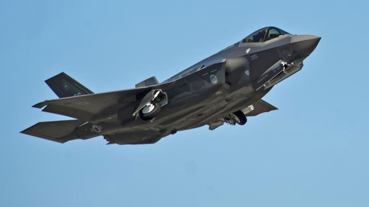 Bombalarla donatlan Amerikan F35 sava uaklar Filipin Denizi'nde eitim uuu yapt 