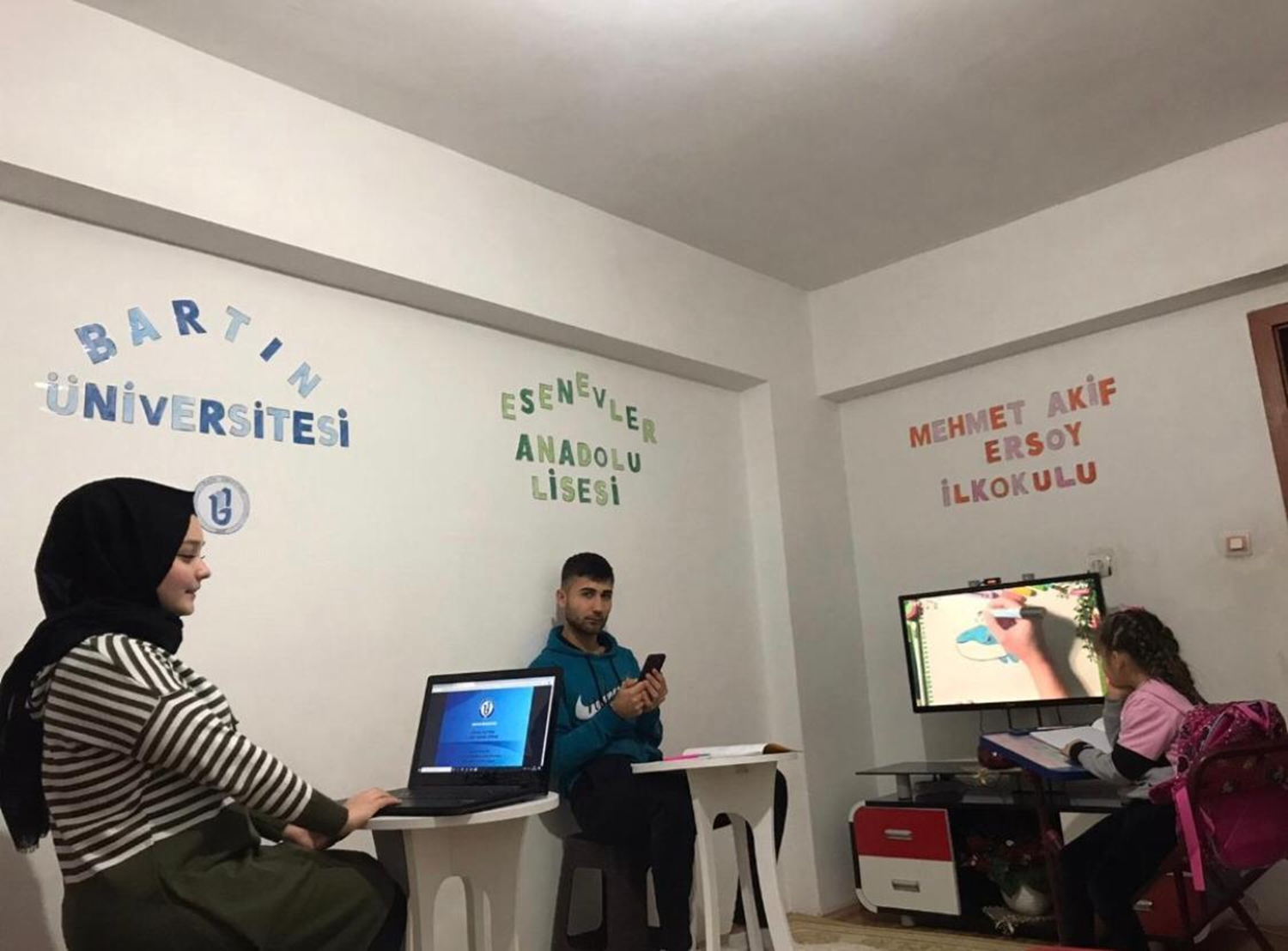 Farkl� s�n�flarda okuyan 3 karde� ayn� odada ders g�r�yor