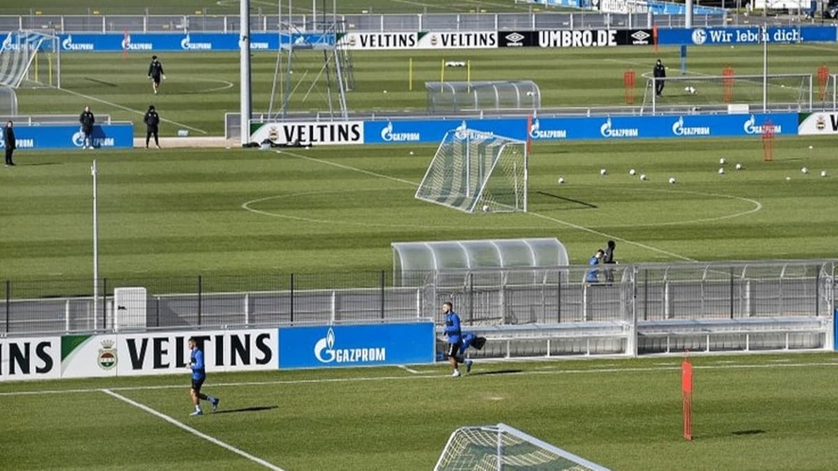 Schalke'den ilgin antrenman! Sosyal mesafe kuralna byle uydular