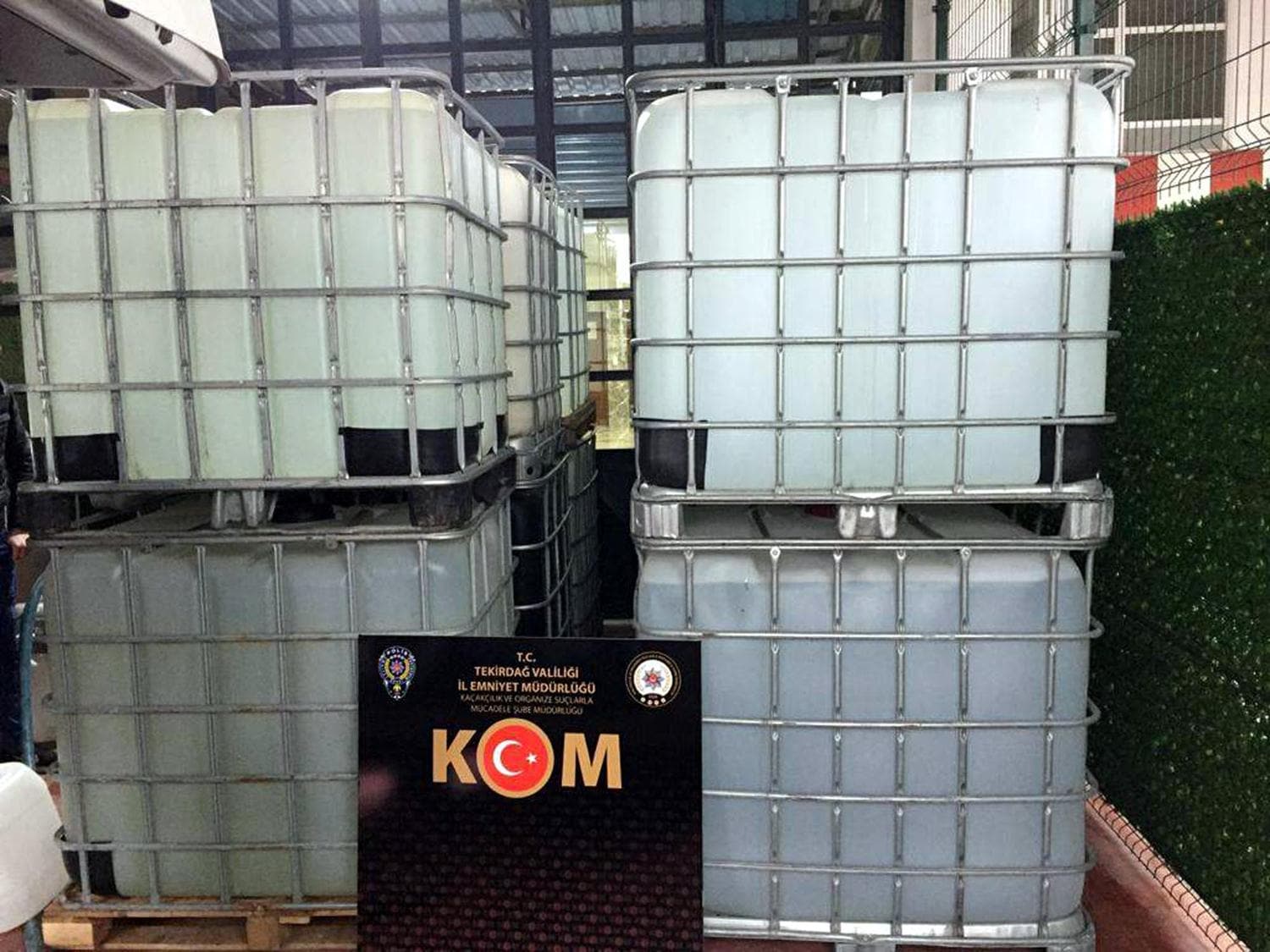 12 bin 400 litre sahte etil alkol ele ge�irildi