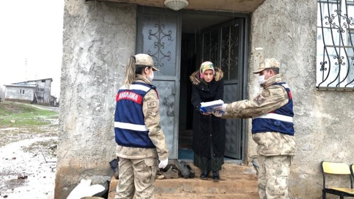 Jandarma, vatandan sosyal yardm demesini evlerine teslim ediyor 
