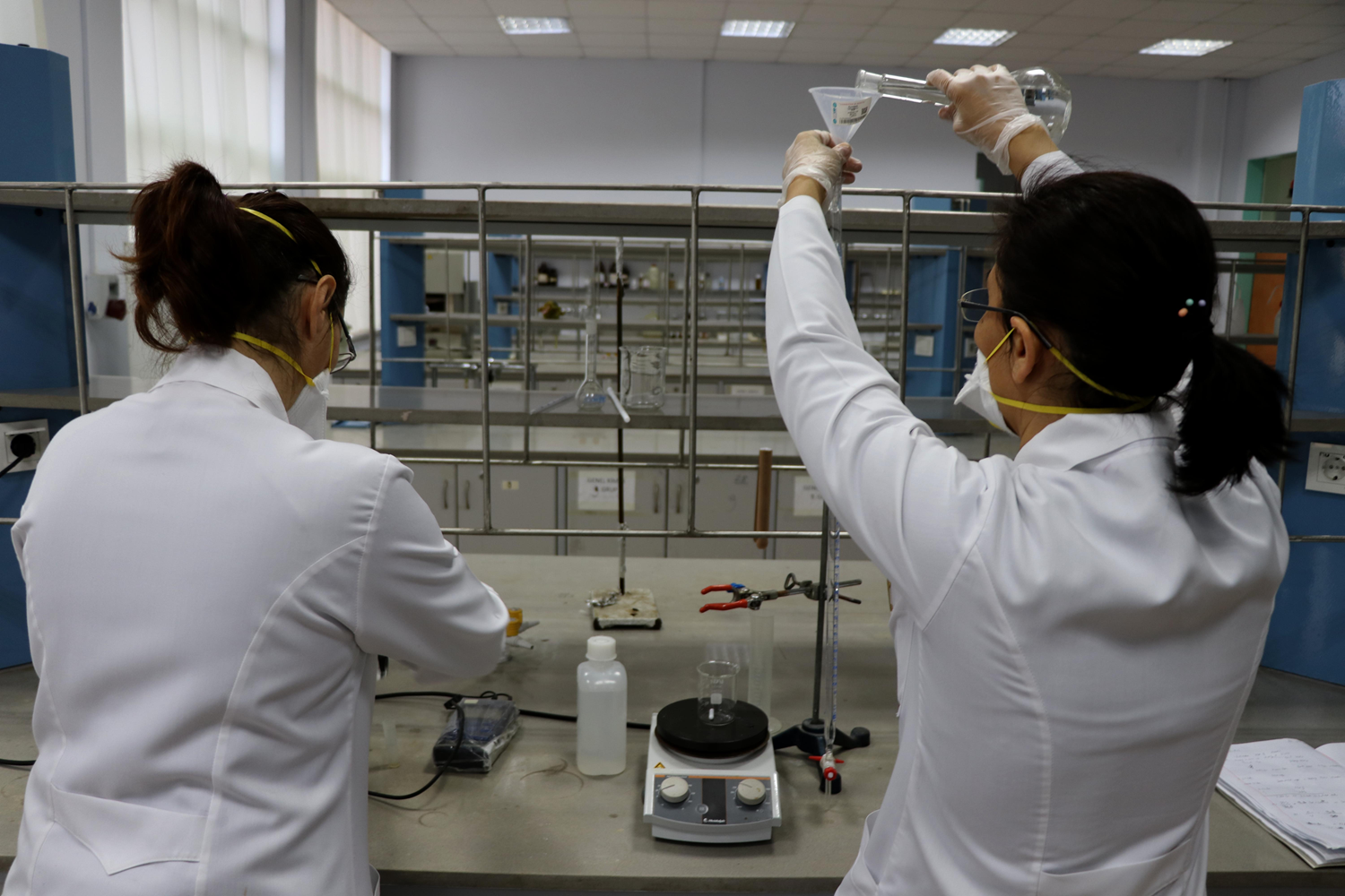 Kimyac� ��retim �yeleri g�nde 1 ton dezenfektan �retiyor