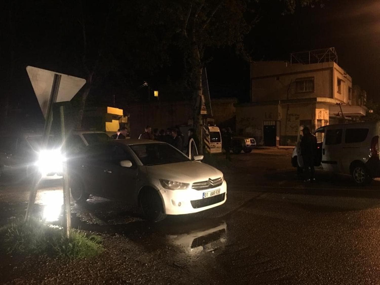 Makineli t�fekle yakalanan ��pheliler, tutukland�