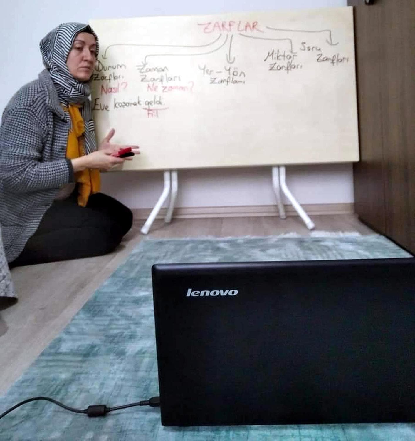 Melike ��retmen evdeki yemek masas�n� ders tahtas�na �evirdi