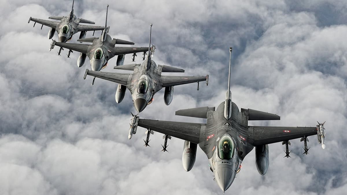 Trk F-16'lar Danimarka uan Ege Denizi'nde takip etti