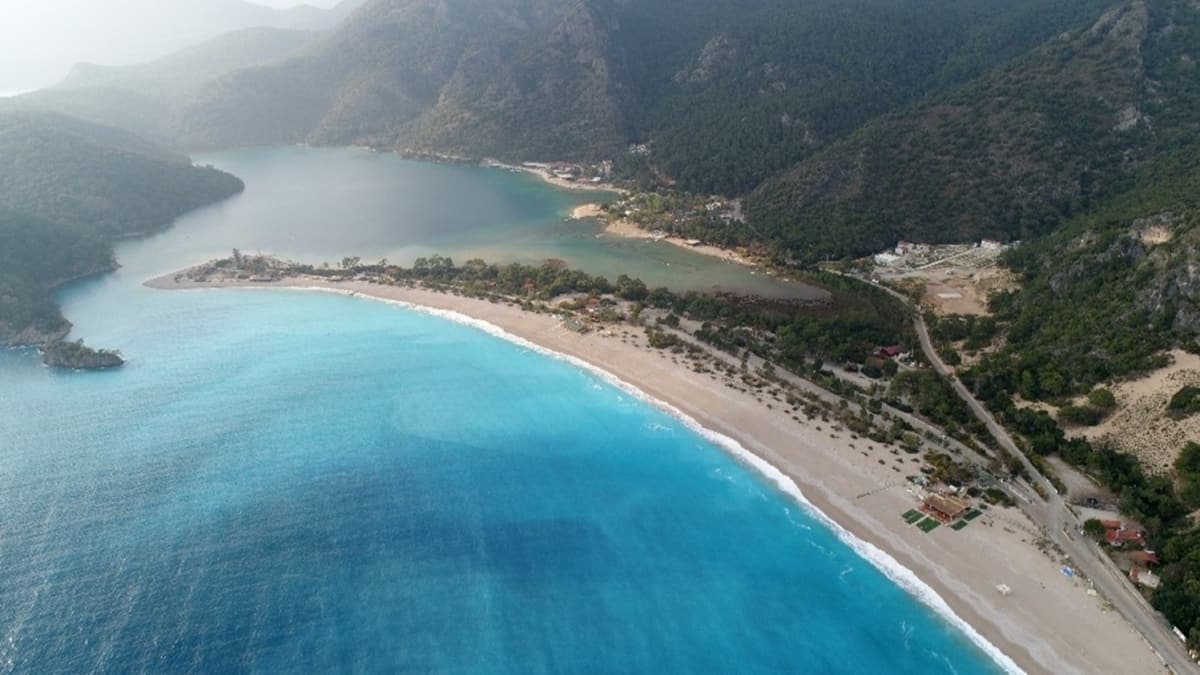 Vatanda arlara uydu, Fethiye'de sahil ve meydanlar bo kald 