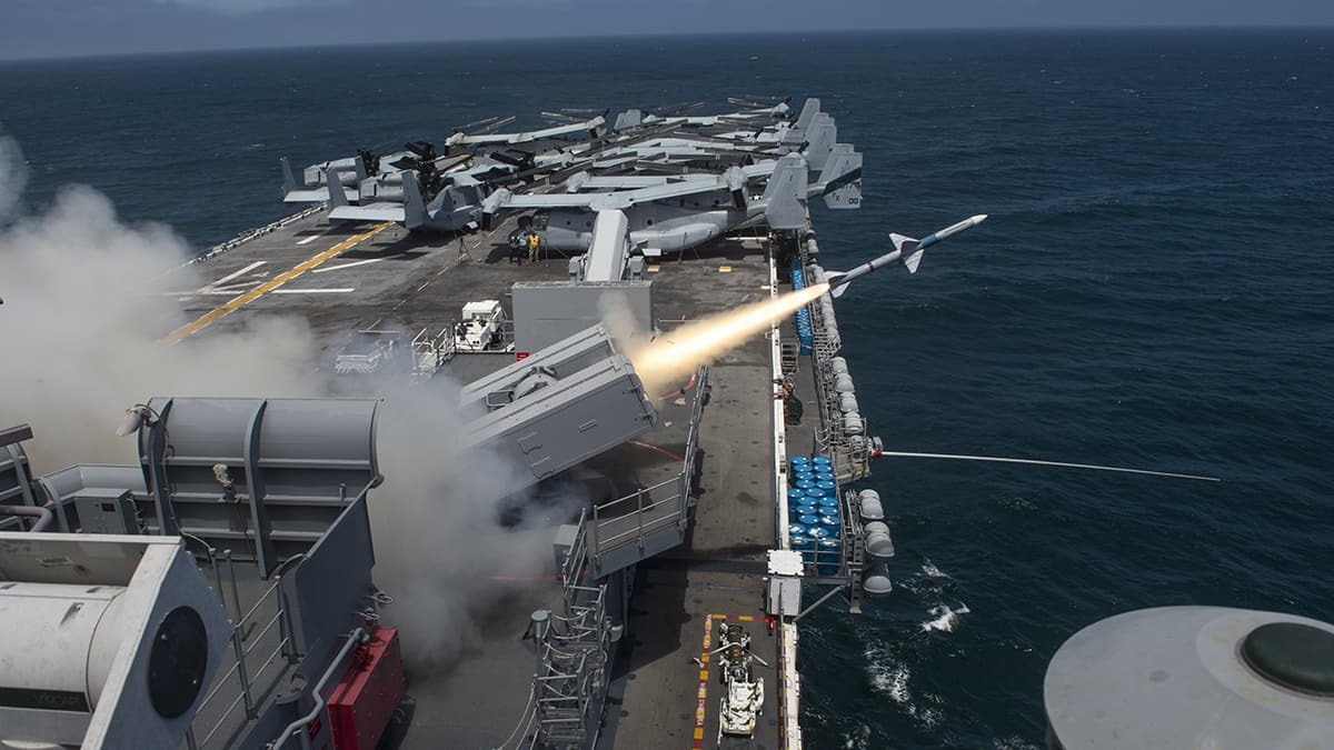 25 ya��ndaki sald�r� gemisi F-35B'ler i�in onar�l�yor