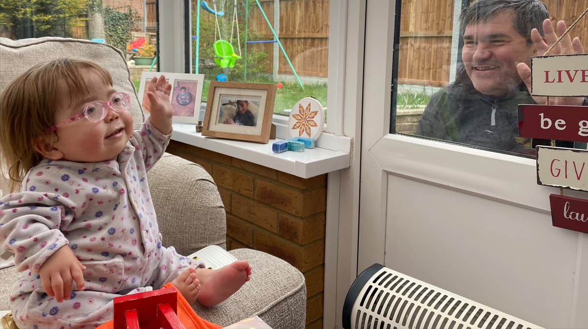 Salgnn ortasnda yrek burkan fotoraf... Korkun artlar bile sevgiye engel deil