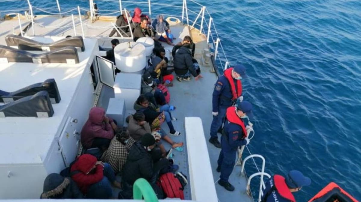 Yunan askerleri 26 gmeni denize brakt, imdatlarna Trk Sahil Gvenlii yetiti