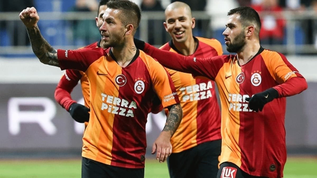 Galatasaray yerli oyuncular Emre Akbaba, mer Bayram ve Adem Byk ile szleme uzatacak