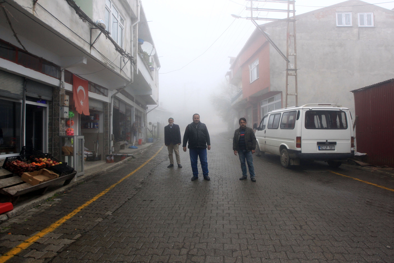 Seyahat yasa�� iki �ehri ay�ran caddede uygulanam�yor