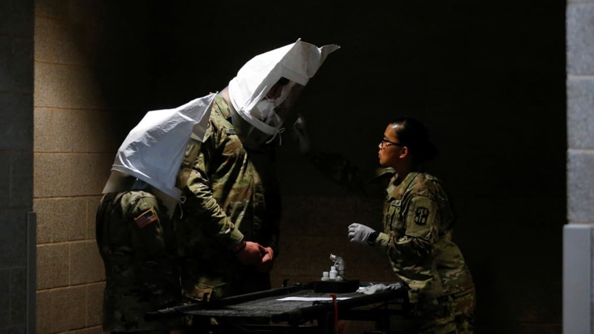 Kovid-19'la mcadelede byle yntem grlmedi! Pentagon'dan askerlere 'temiz tirt maskesi' ars