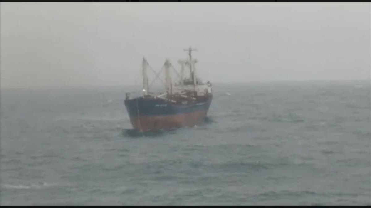 ile'de aklarnda korkutan anlar: Srklenen kargo gemisi kurtarld