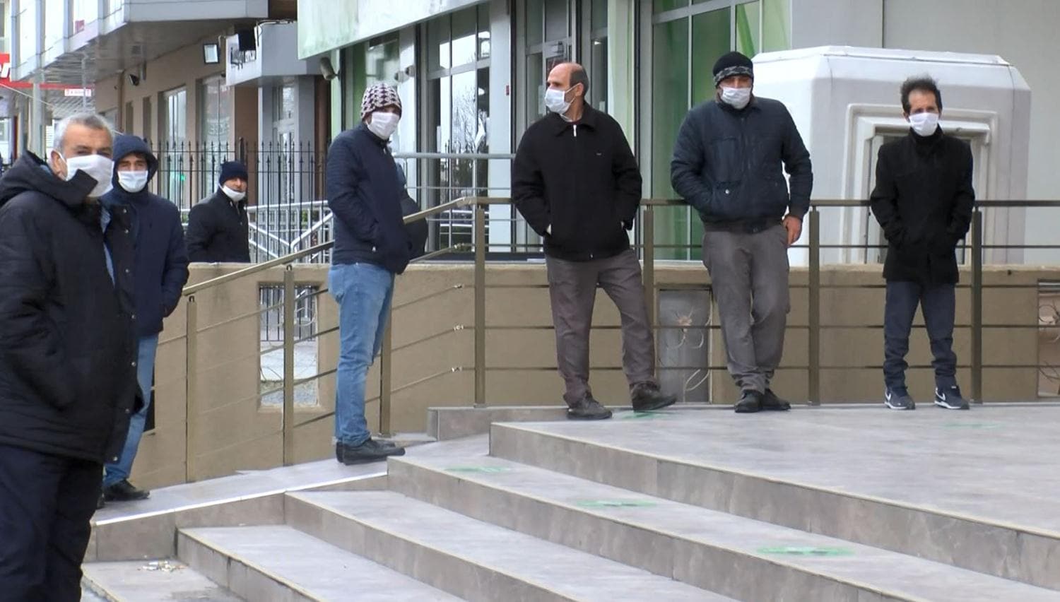 Sosyal mesafe kural�na uymayan kalabal��a polis m�dahalesi