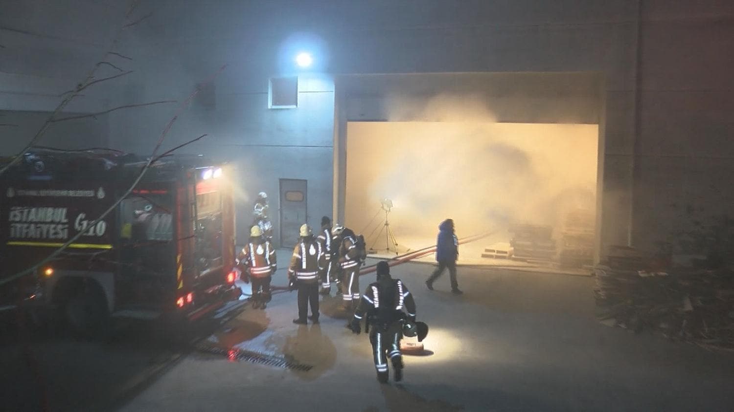 Esenyurt'ta 5 katl� bir mobilya fabrikas�nda korkutan yang�n