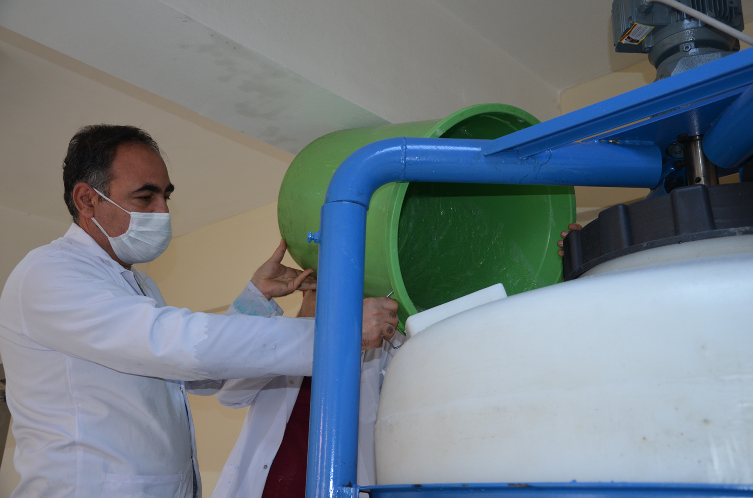 ��retmenlerden koronavir�s ile m�cadele i�in kollar� s�vad�