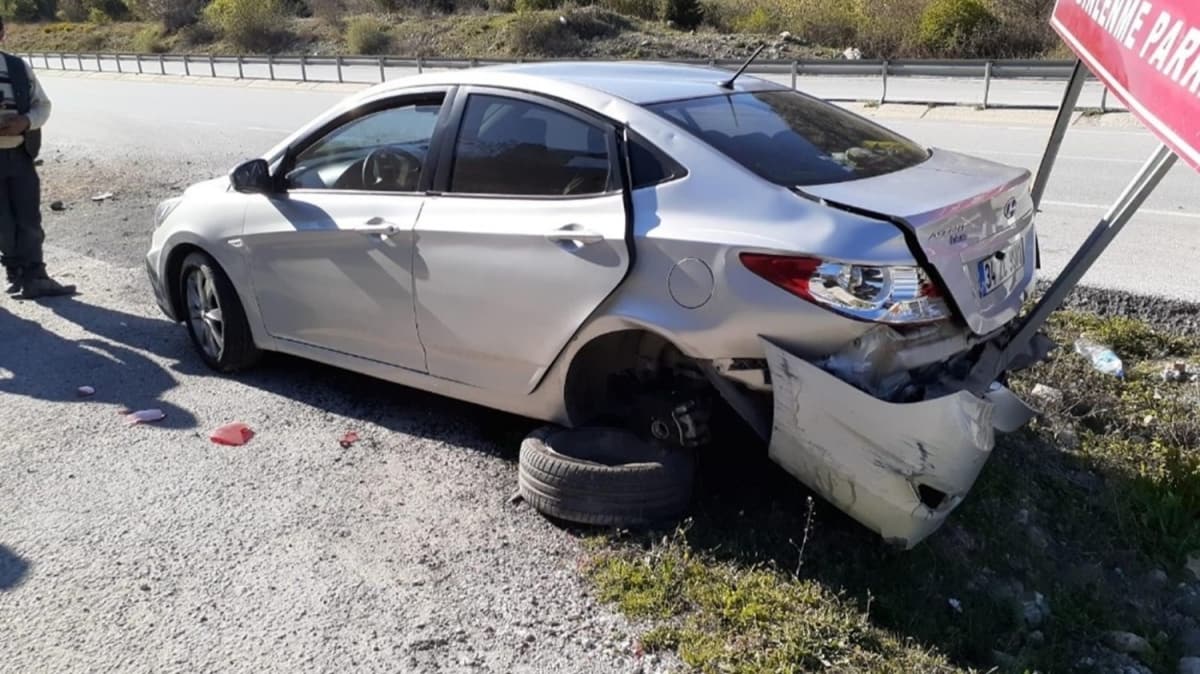 Kontrolden kan araba bariyerlere arpt, bir kii yaraland 