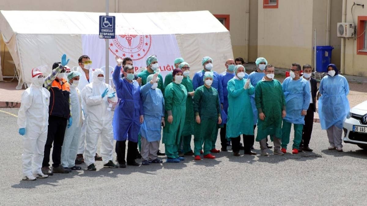 Kayseri'de Kovid-19'u yenen 32 hasta alklarla taburcu edildi
