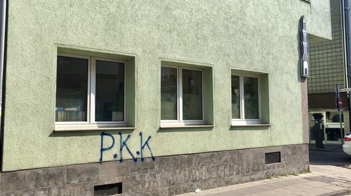 K�ln'de propaganda yapan PKK yanda�lar� cami duvar�na boyayla yaz� yaz�p ka�t�