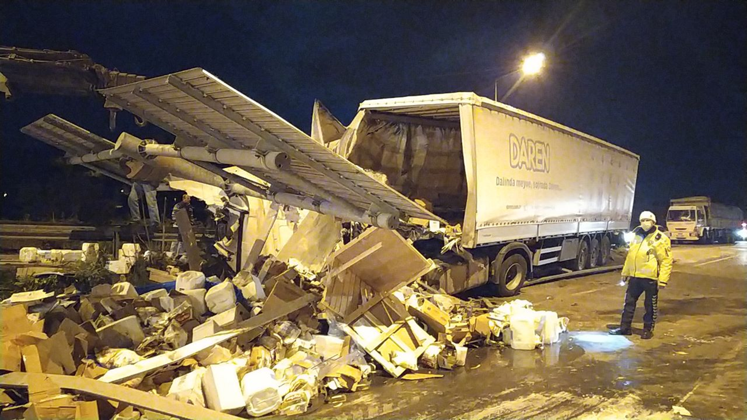 Kolonya ve dezenfektan y�kl� t�r ref�jdeki bariyerlere �arpt�