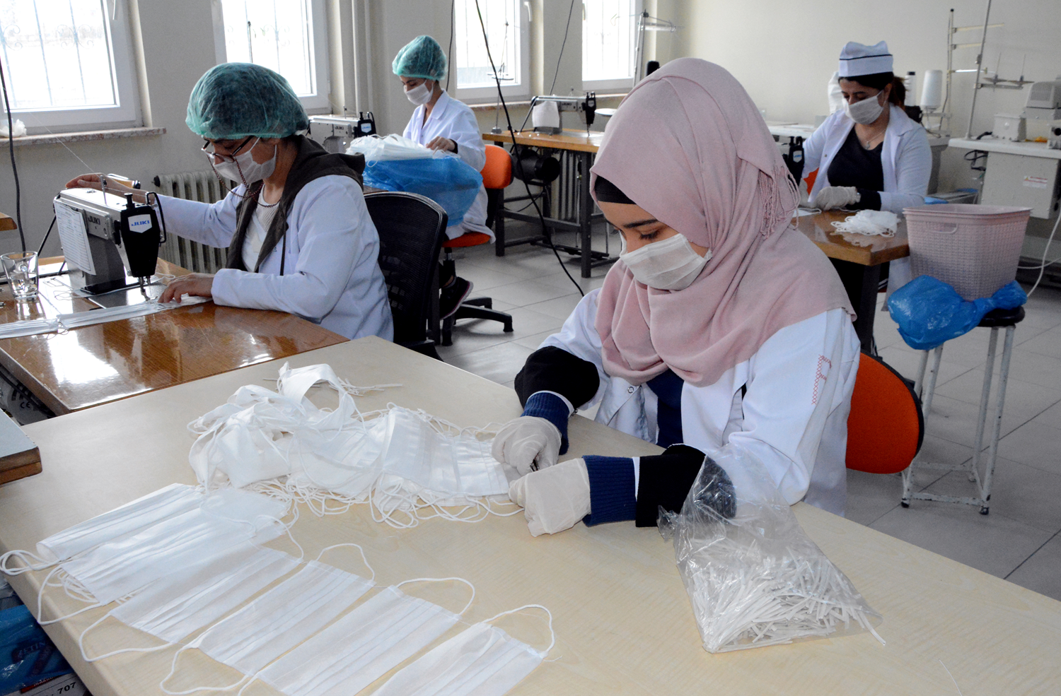 Meslek liseleri, pandemi ile m�cadelede fabrika gibi �al���yor