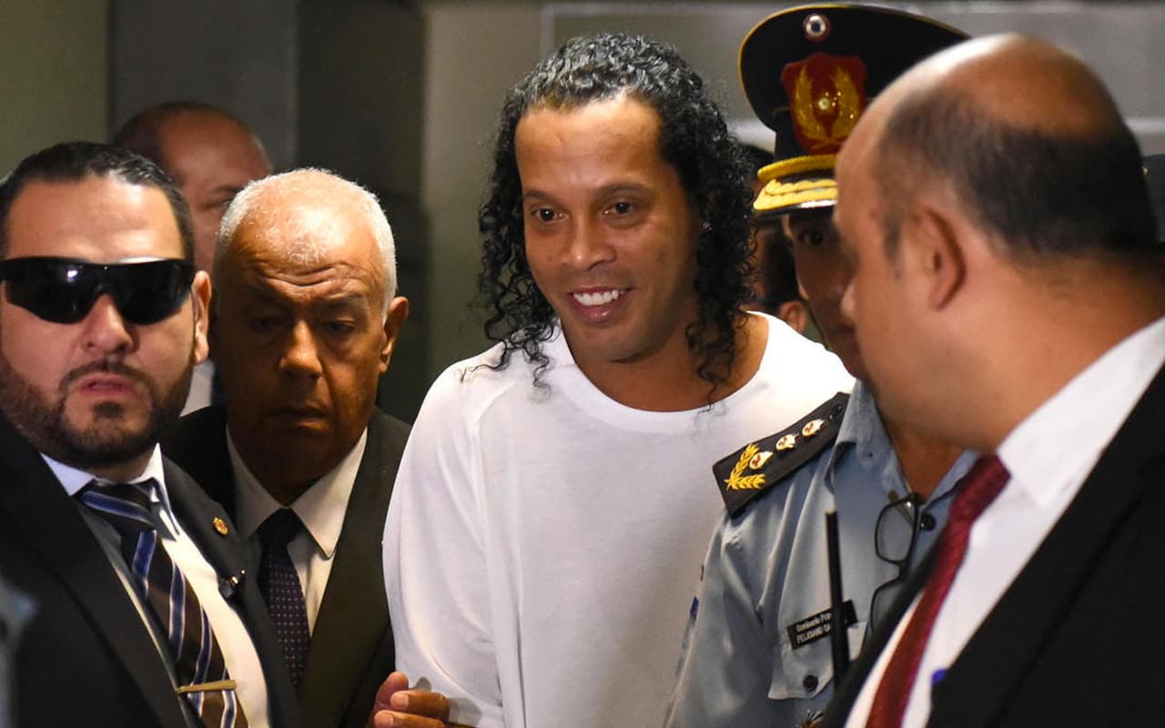 Ronaldinho cezas�n� kral dairesinde �ekecek!