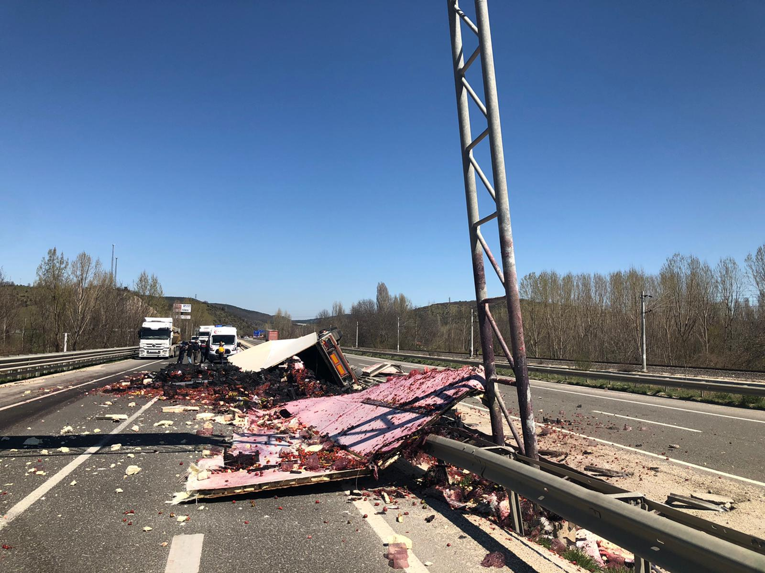 �ilek y�kl� kamyon devrildi, bir ki�i yaraland�