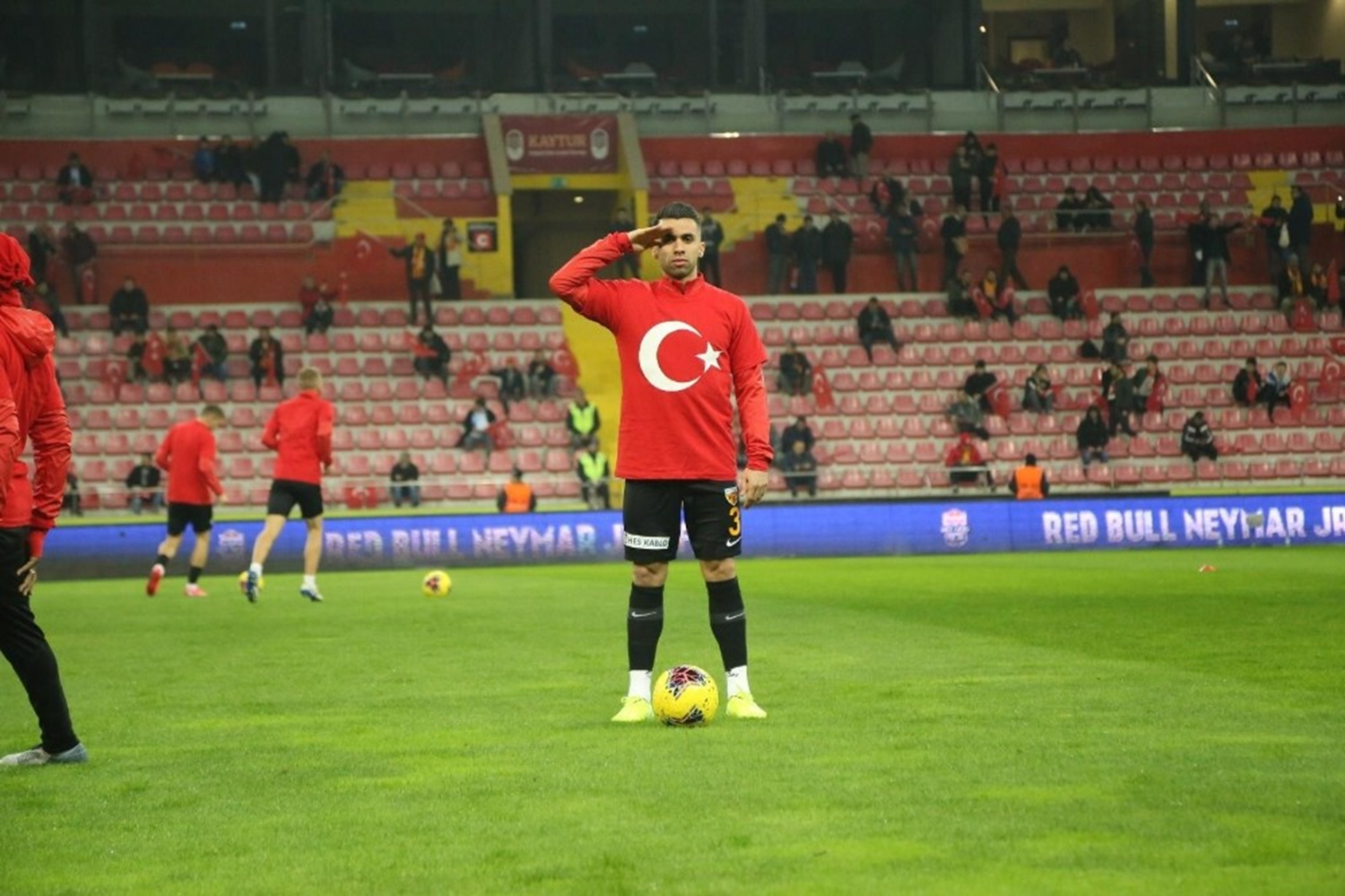 Emre Ta�demir formunu evinde koruyor