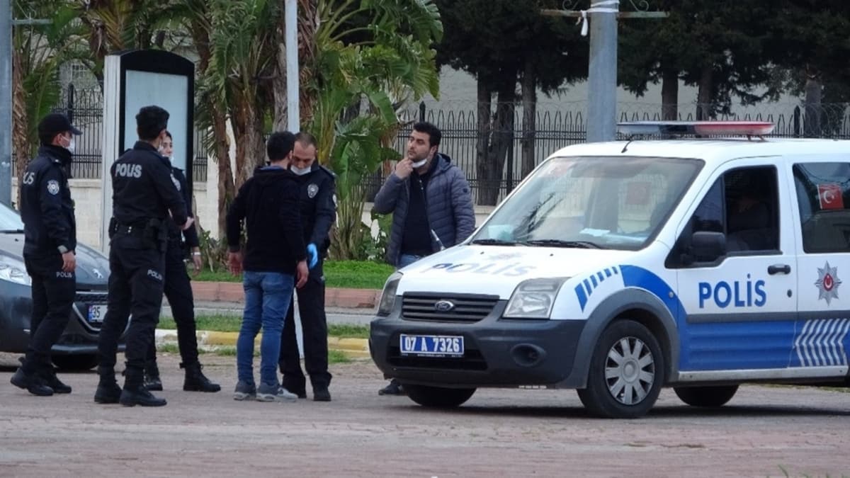 Antalya'da kavga eden genlere sosyal mesafeden ceza