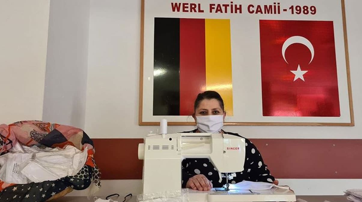 Almanya'da T�rkler Kovid-19'a kar�� maske dikip �cretsiz da��t�yor