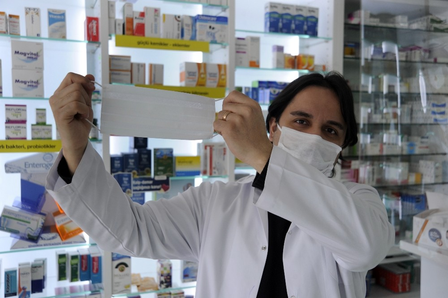 Eczanelerde �cretsiz maske da��t�m� devam ediyor: Telefonlar�n�za gelen mesajlar� bekleyin