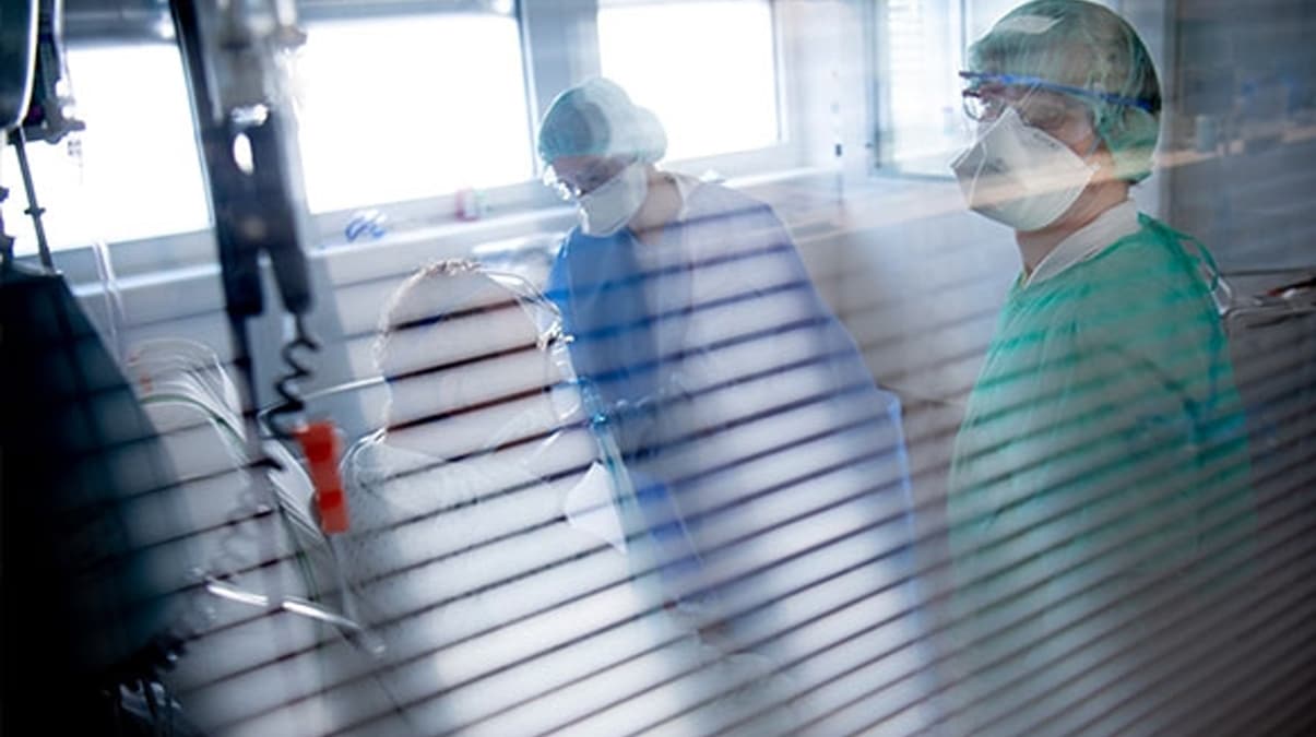 �ngiltere'de Kovid-19 nedeniyle �lenlerin say�s� son 24 saatte 917 artarak 9 bin 875 oldu