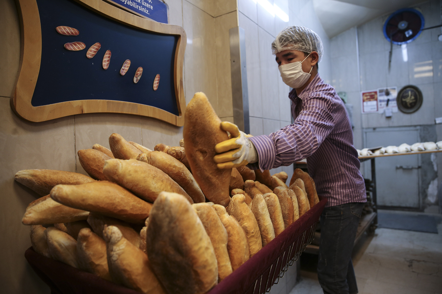 �stanbul'da f�r�nlar ekmek �retimine ba�lad�