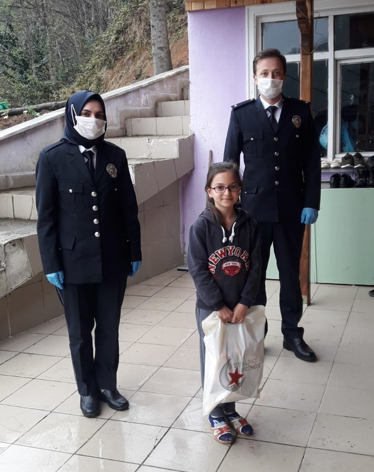 Minik Azra'dan g�venlik g��lerine anlaml� te�ekk�r