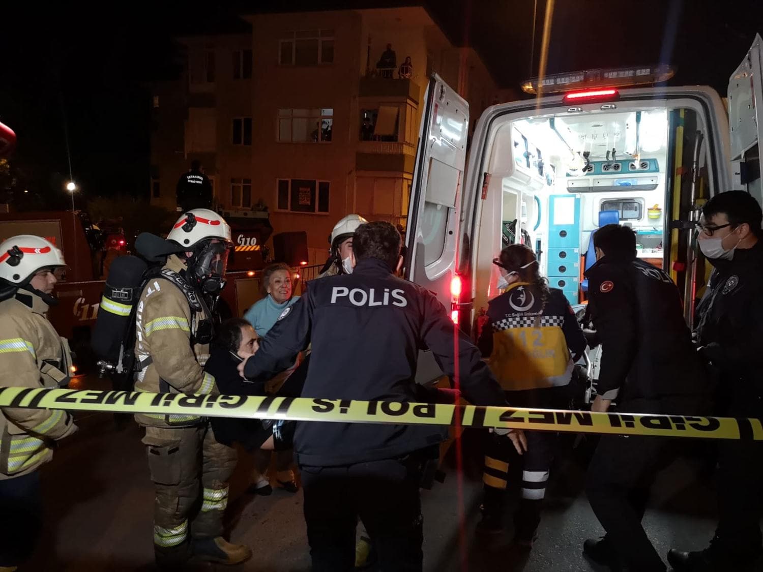 �sk�dar'da yang�n: 3 ki�i dumandan etkilendi