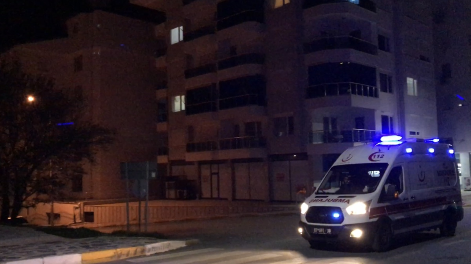 Belediye hoparl�r�nden evden ��kamayanlar i�in m�zik yay�n�