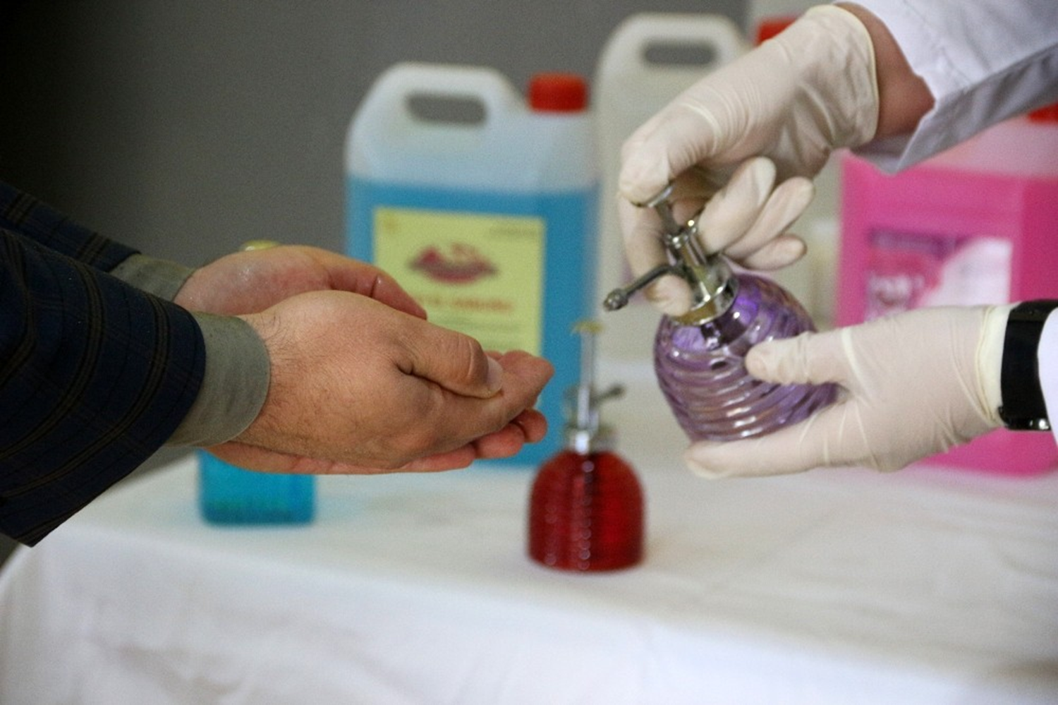 G�n�ll� ��retmenler dezenfektan �retimine h�z verdi