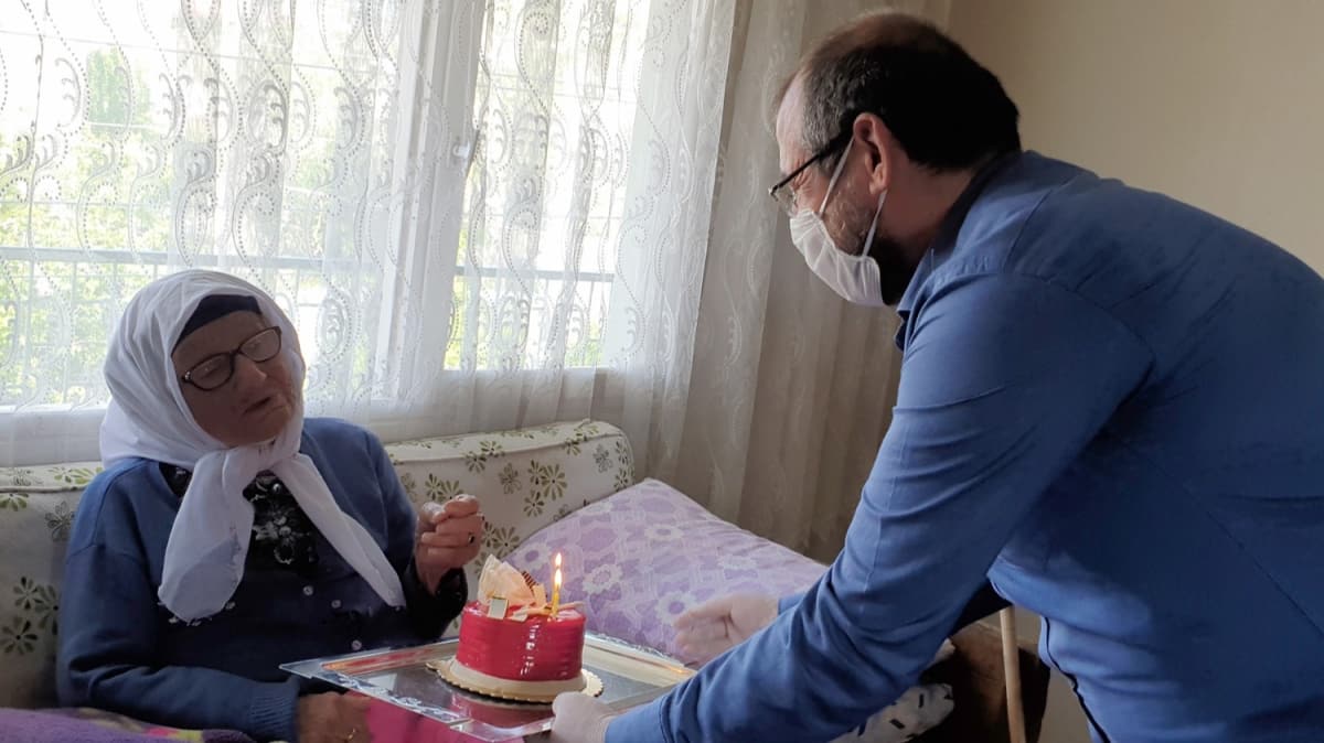 106 yandaki ehit annesi ilk kez doum gn kutlad