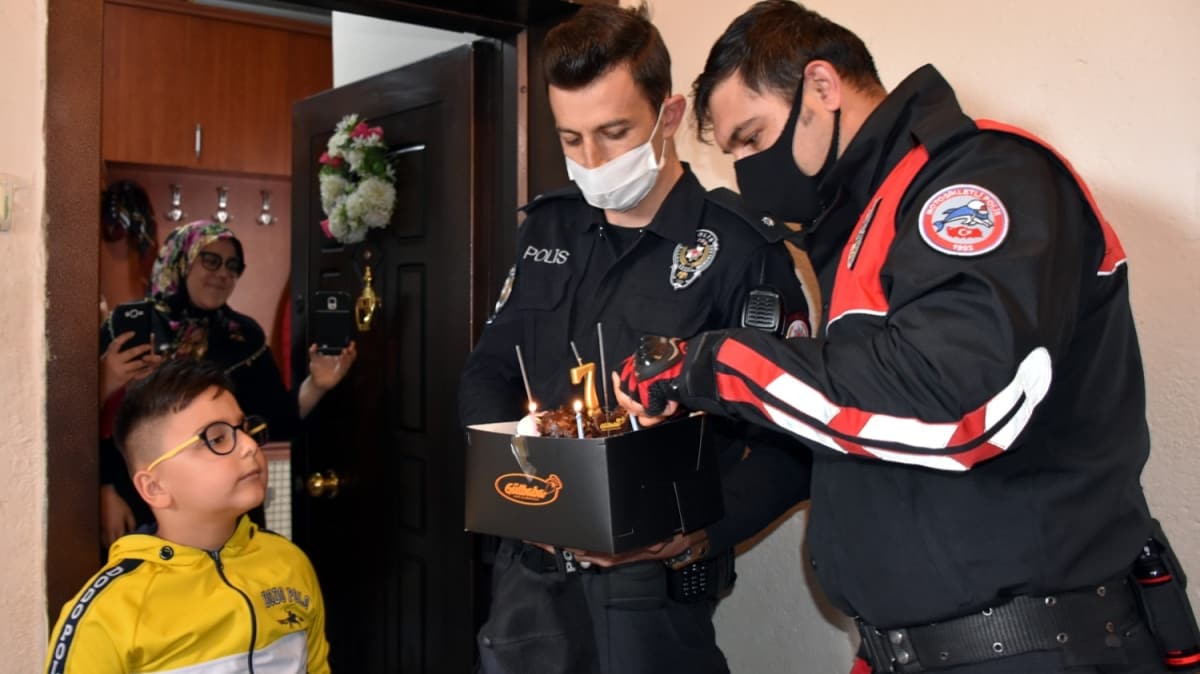 Annesi salk alan olan Mehmet'in doum gnn polis ekipleri kutlad 