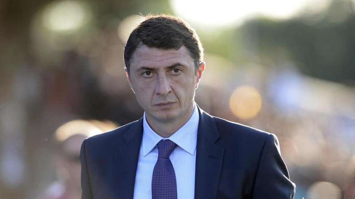 Aril Arveladze'den 'evde kal' mesaj