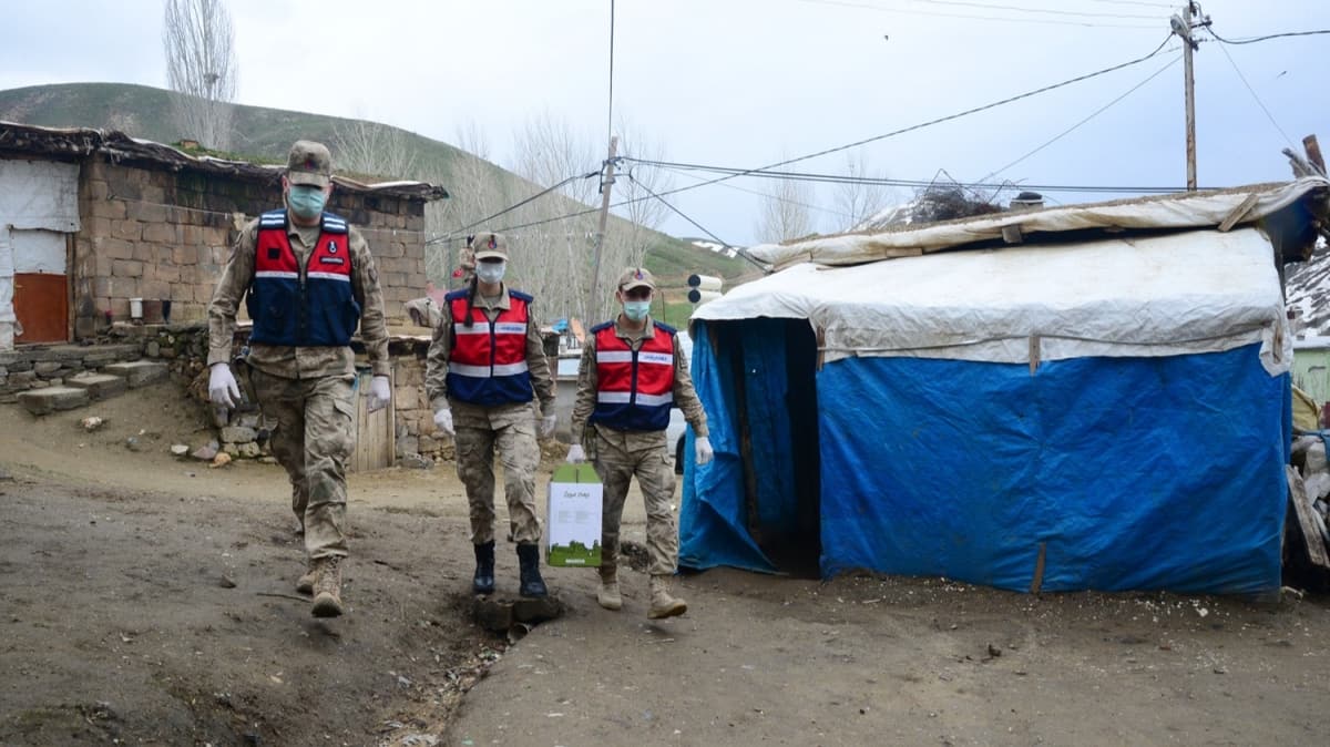 Jandarma vatandaa devletin efkat elini uzatyor 