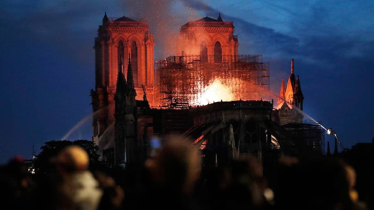 Notre Dame Katedrali yang�n�n�n birinci y�l�nda Macron'dan mesaj: �Unutmad�k�