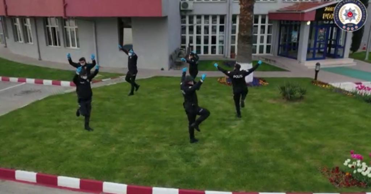 Polisler zeybek oynayarak 'sosyal mesafe'ye dikkat �ekti