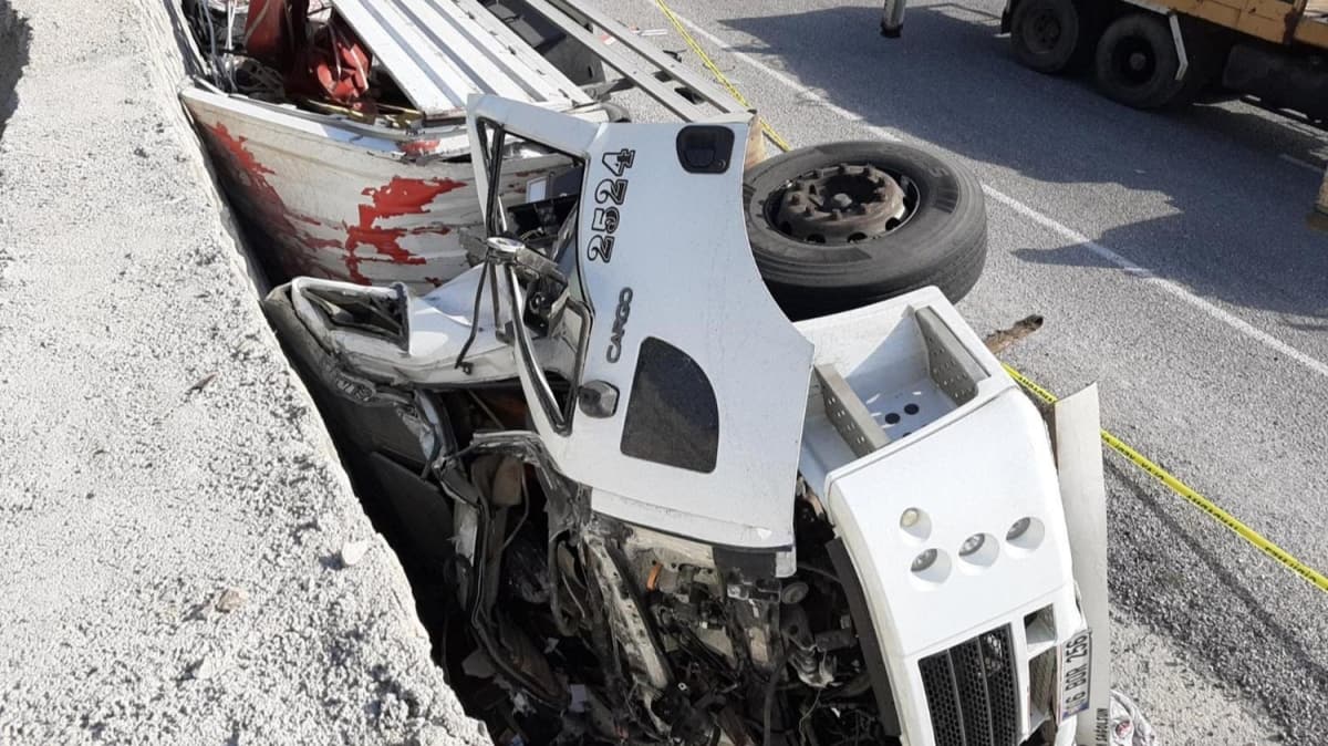 Freni boalan kamyon duvara arpt, srcs hayatn kaybetti