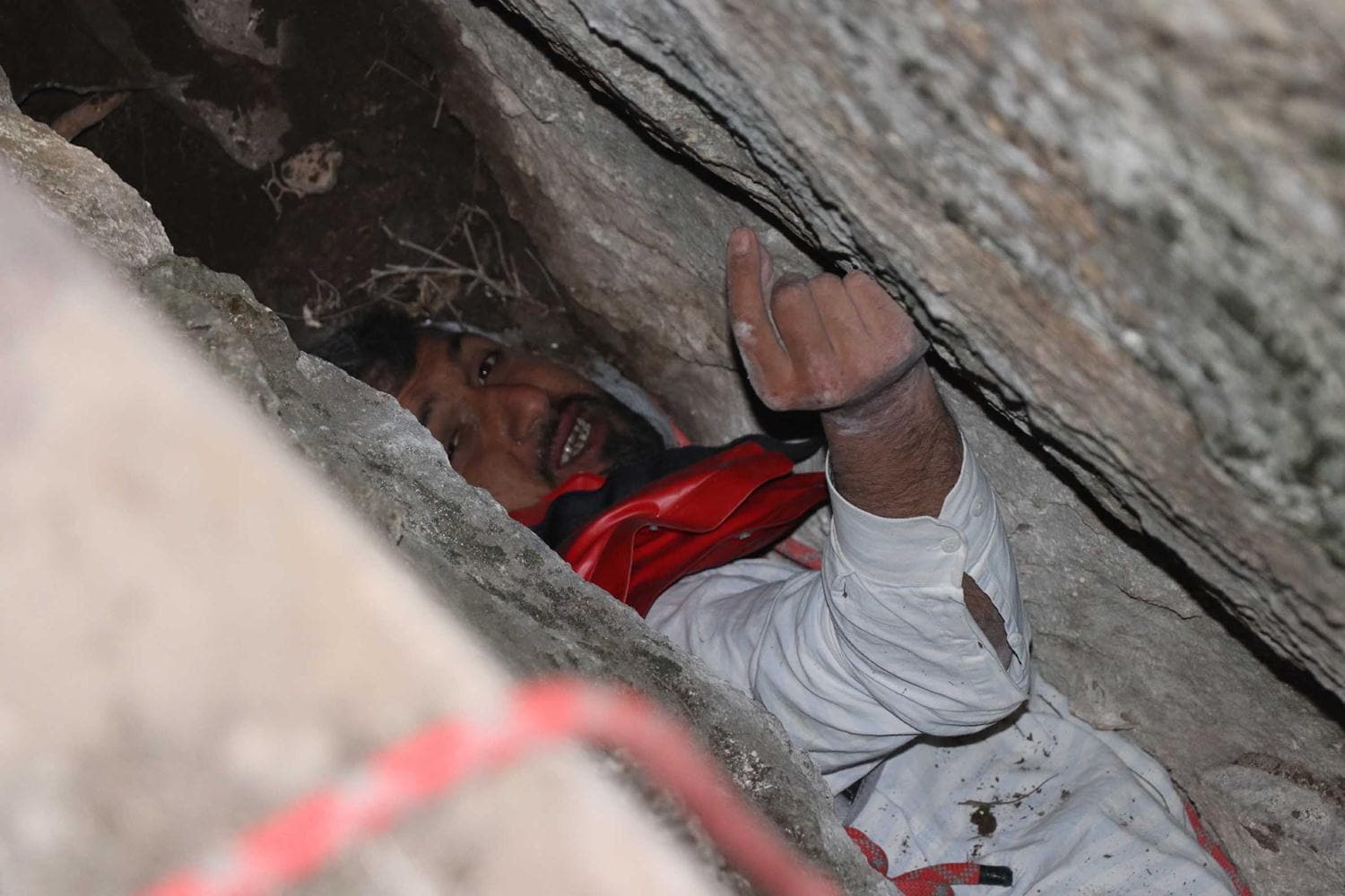 Kayal�klar�n aras�na d��en gencin arkada�lar� korkup ka�t�, �oban sayesinde 24 saat sonra kurtar�ld�