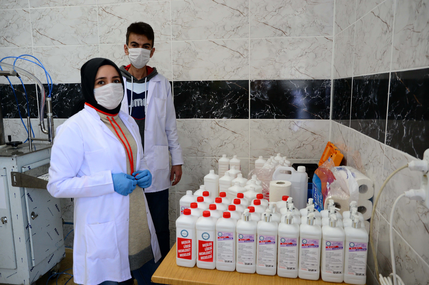 Meslek lisesinden g�nde 6 ton dezenfektan �retiyorlar